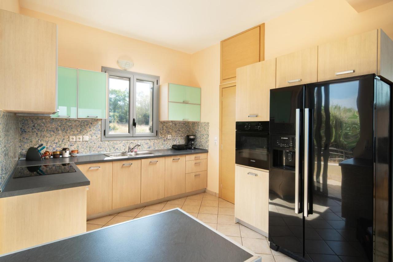 Spacious Beachfront Maisonettes With Stunning Views & A Private Beach 모넴바시아 외부 사진