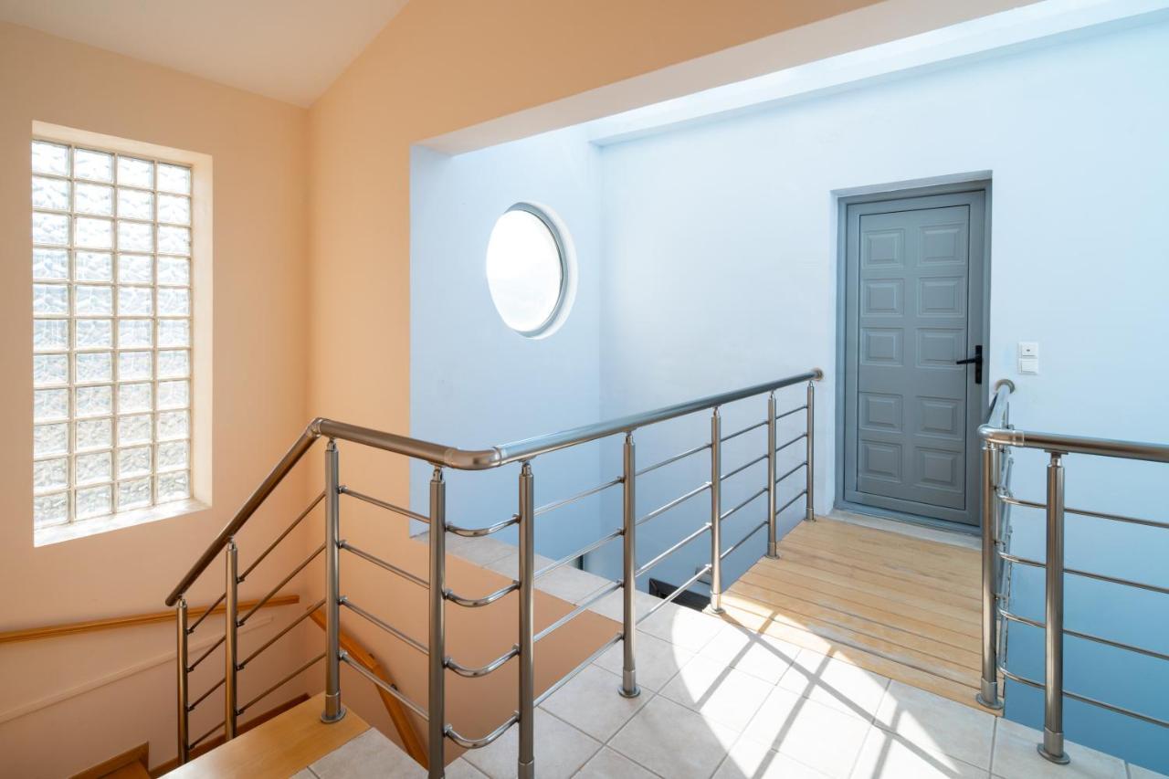 Spacious Beachfront Maisonettes With Stunning Views & A Private Beach 모넴바시아 외부 사진