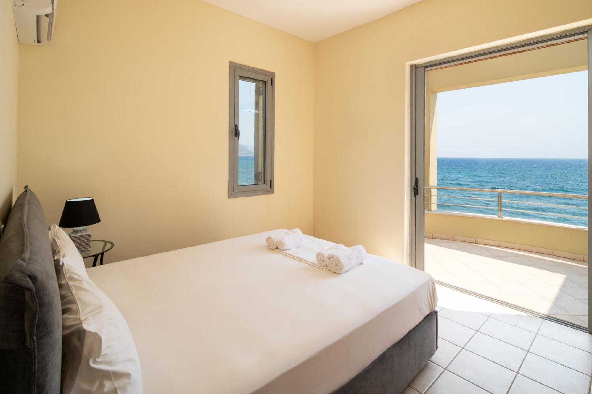 Spacious Beachfront Maisonettes With Stunning Views & A Private Beach 모넴바시아 외부 사진