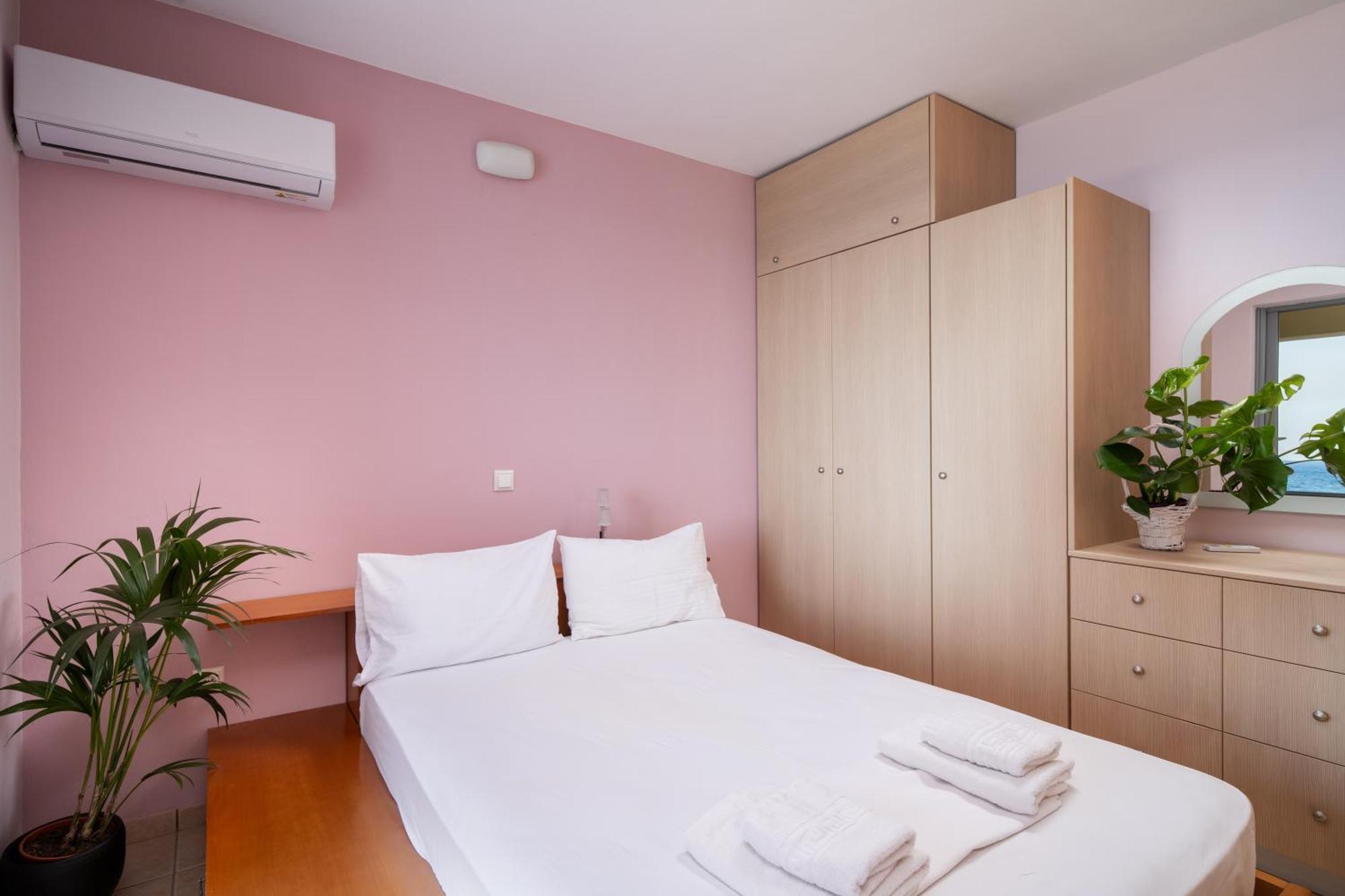 Spacious Beachfront Maisonettes With Stunning Views & A Private Beach 모넴바시아 외부 사진