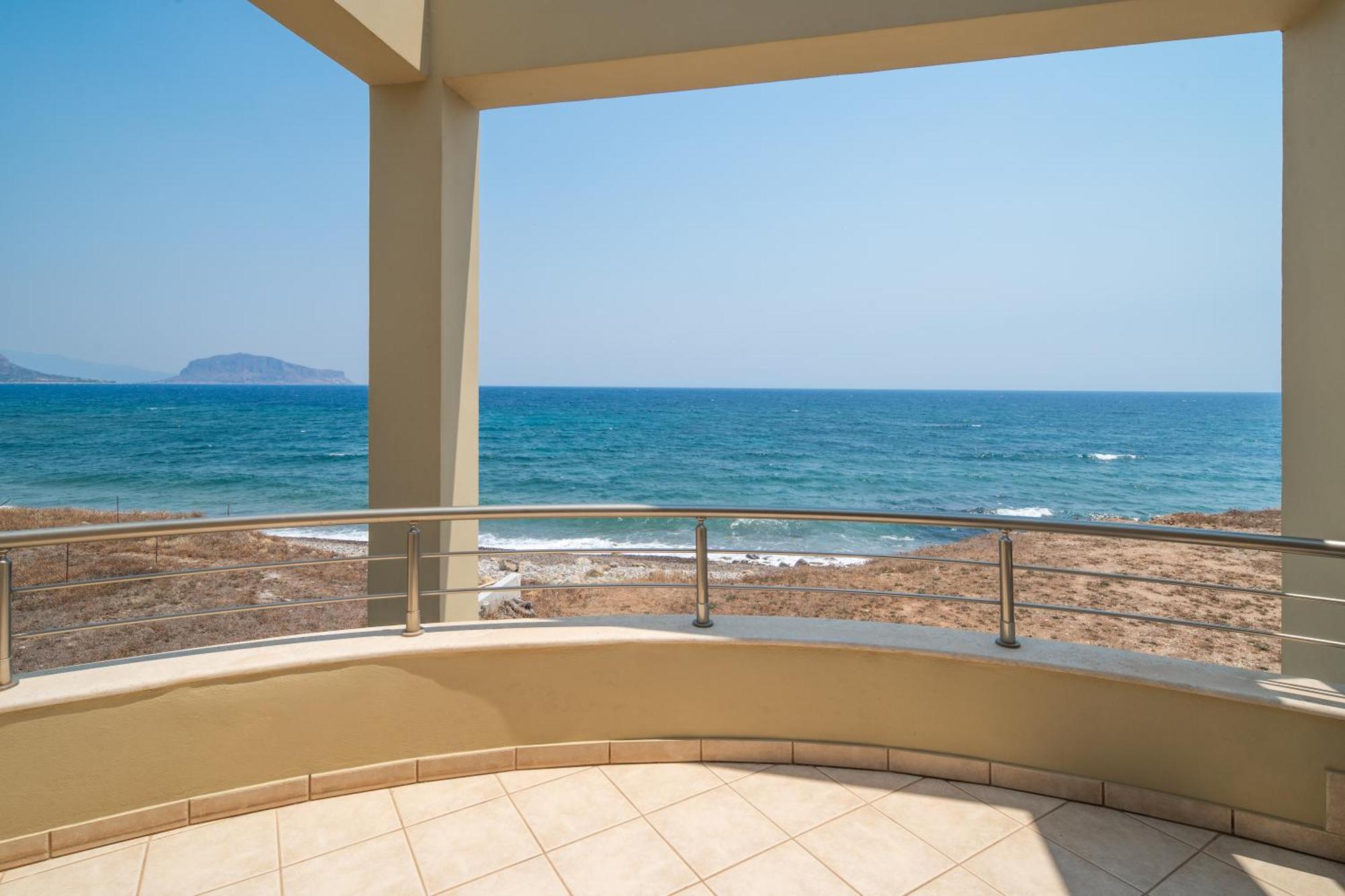 Spacious Beachfront Maisonettes With Stunning Views & A Private Beach 모넴바시아 객실 사진