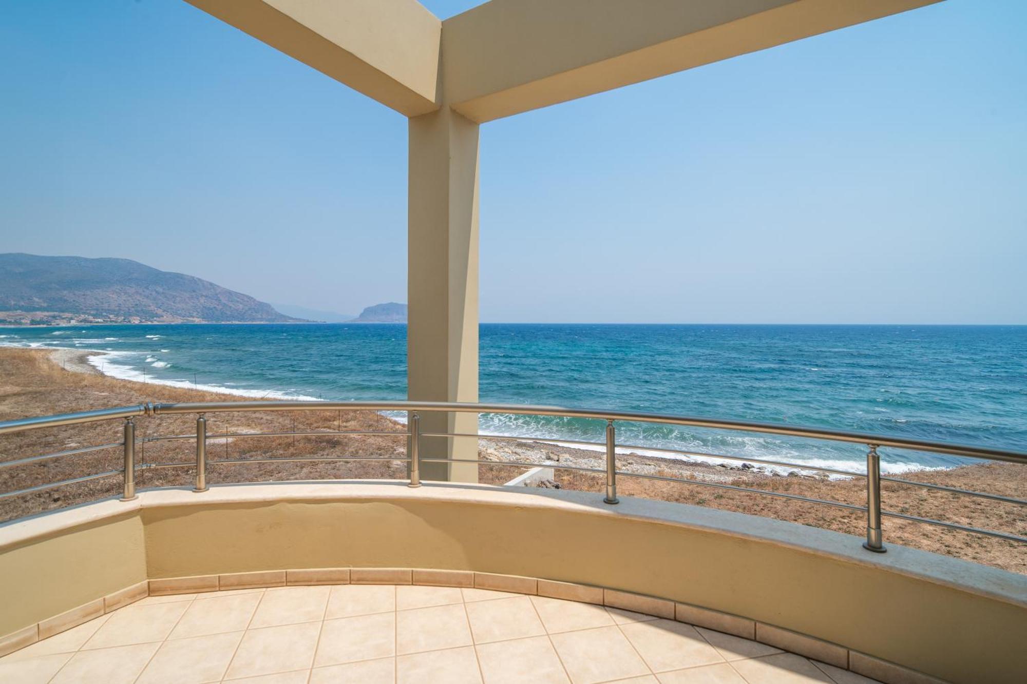 Spacious Beachfront Maisonettes With Stunning Views & A Private Beach 모넴바시아 객실 사진