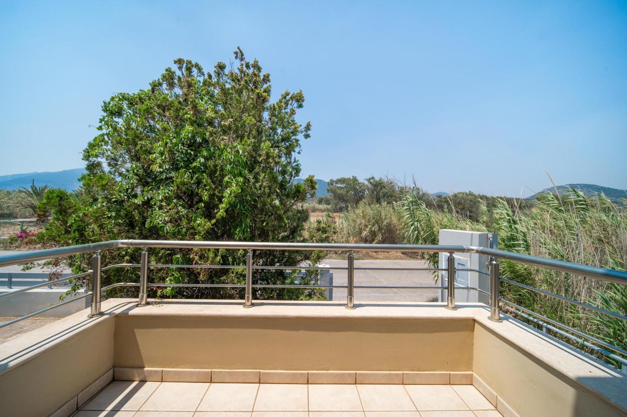 Spacious Beachfront Maisonettes With Stunning Views & A Private Beach 모넴바시아 객실 사진